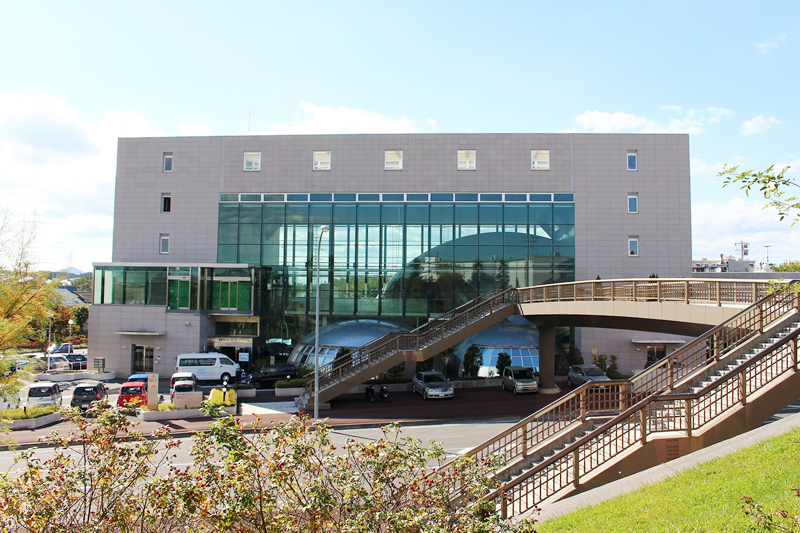 ドーム型の広いホールが配置されているのが特徴